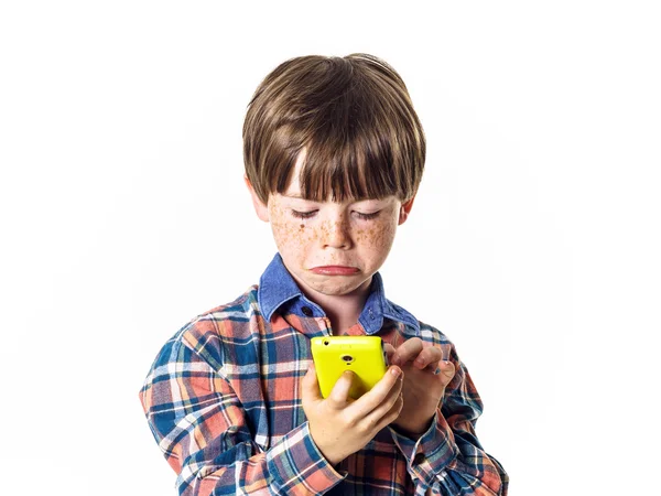 Roodharige grappige jongen met mobiele telefoon — Stockfoto