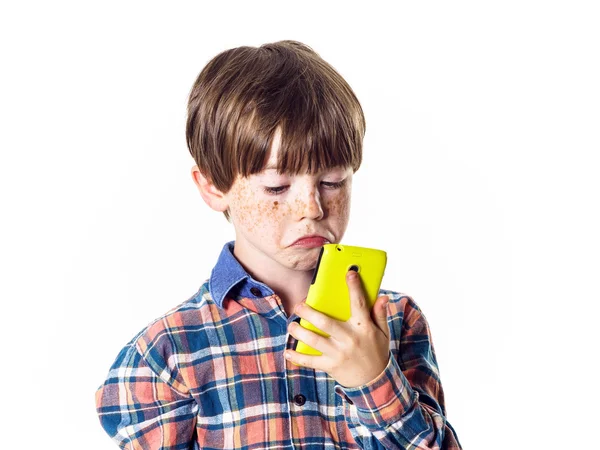 Rojo de pelo chico divertido con teléfono móvil — Foto de Stock