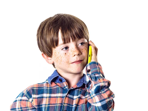 Roodharige grappige jongen met mobiele telefoon — Stockfoto