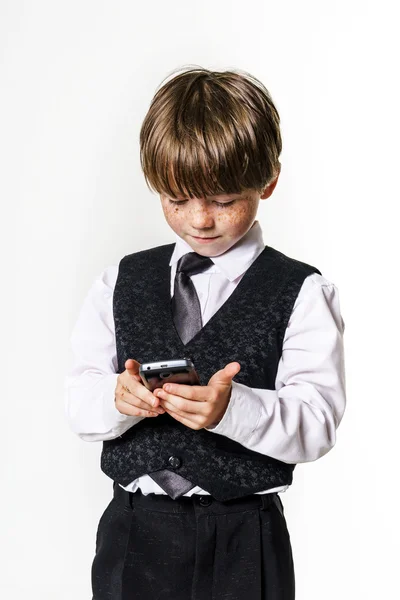 อารมณ์ เด็กชายผมแดงกับโทรศัพท์มือถือ — ภาพถ่ายสต็อก
