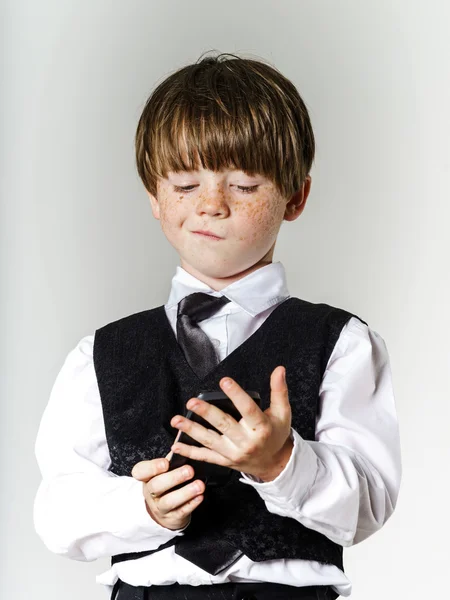 Emotionaler rothaariger Junge mit Handy — Stockfoto
