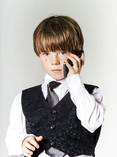 Emotionele roodharige jongen met mobiele telefoon — Stockfoto