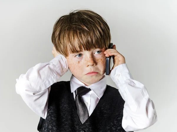 Emotionele roodharige jongen met mobiele telefoon — Stockfoto