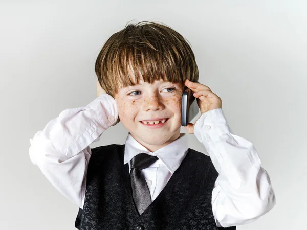 Emotionele roodharige jongen met mobiele telefoon — Stockfoto