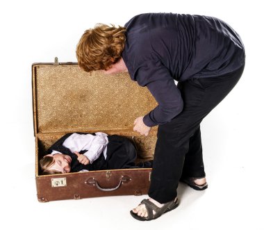 İki kardeş Retro çanta ile oynama