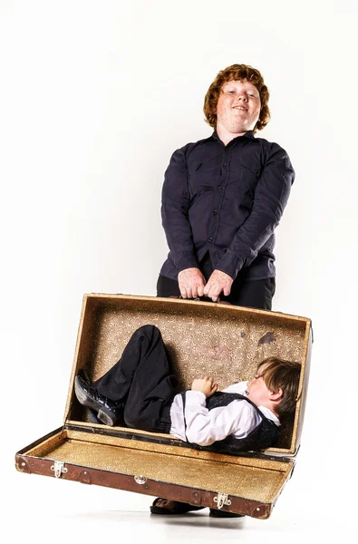 Two brothers playing with retro suitcase — Stock Photo, Image