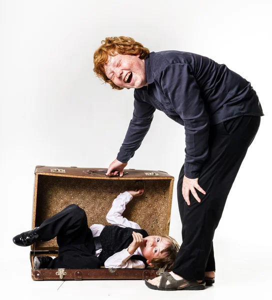 Dos hermanos jugando con maleta retro —  Fotos de Stock