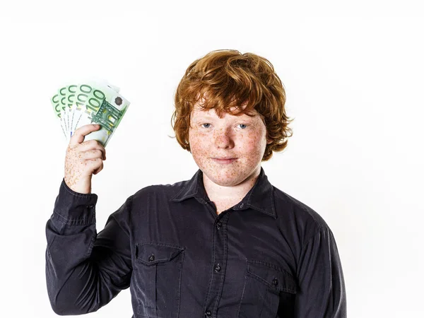 Glücklicher rothaariger Junge mit Geld — Stockfoto