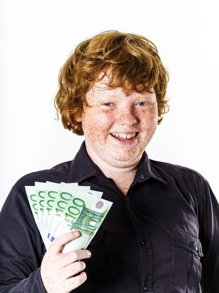 Rapaz ruivo feliz com dinheiro — Fotografia de Stock