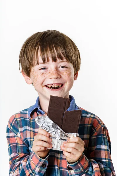 Felice ragazzo dai capelli rossi con barretta di cioccolato — Foto Stock