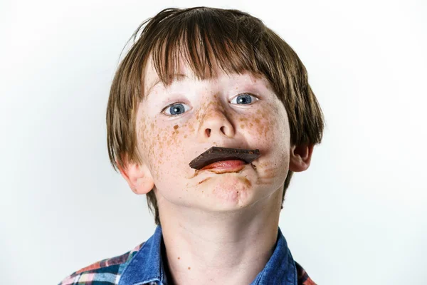 Felice ragazzo dai capelli rossi con barretta di cioccolato — Foto Stock