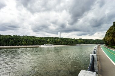 nehir rıhtım boyunca bisiklet yolu