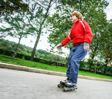 Kızıl saçlı genç çocuğun paten