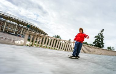 Kızıl saçlı genç çocuğun paten