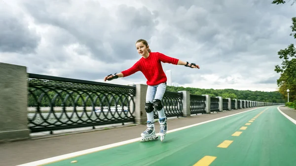Hermosa chica adolescente patinaje sobre ruedas — Foto de Stock