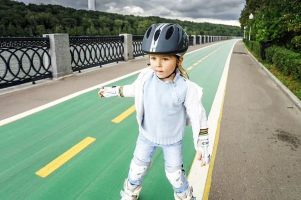 Cute little girl learning rollerskating — Stock Photo, Image