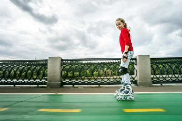 Beautiful teenage girl roller-skating — Stock Photo, Image