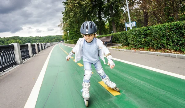 Nettes kleines Mädchen lernt Rollschuhlaufen — Stockfoto