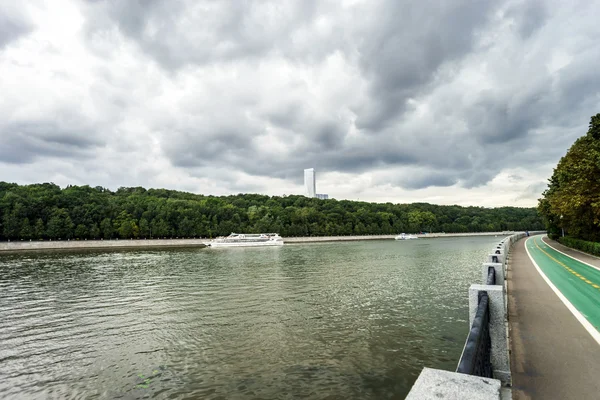 Bicycle path along the river quay — Stock Photo, Image