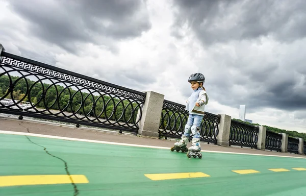 Ładny mały dziewczyna nauki rollerskating — Zdjęcie stockowe