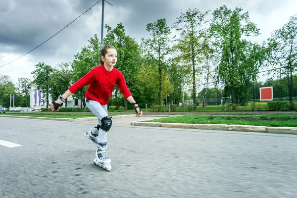 Beautiful teenage girl roller-skating — Stock Photo, Image