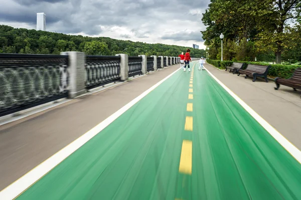 Carriles bici a lo largo del muelle del río — Foto de Stock