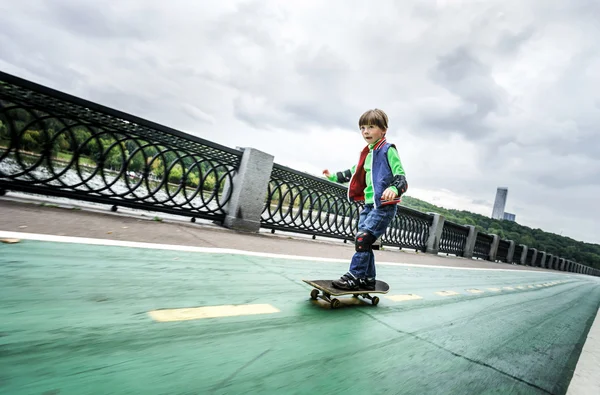 Little preschooler boy learning rollerskating — Stock Photo, Image