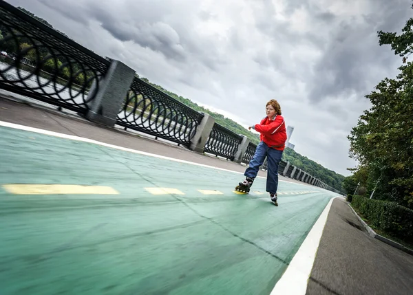 Roodharige tiener rolschaatsen — Stockfoto