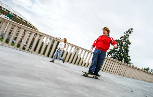 Rojo de pelo adolescente patinaje sobre ruedas — Foto de Stock