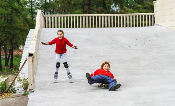 Grupa dzieci rollerskating w publicznym parku — Zdjęcie stockowe