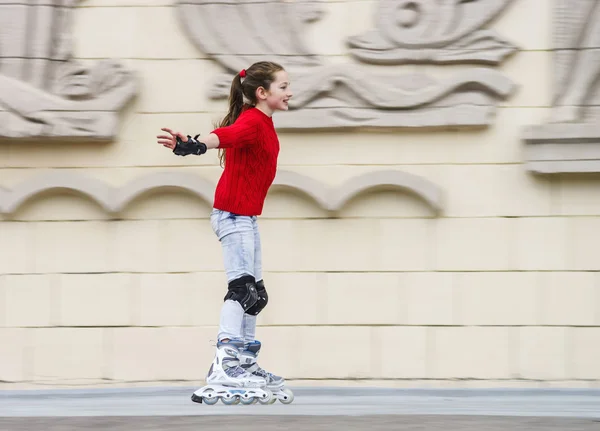 Belle adolescente roller-skating — Photo