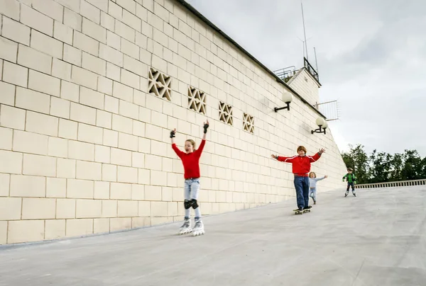 Groupe d'enfants patin à roulettes dans le parc public — Photo