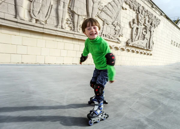 Little preschooler boy learning rollerskating — Stock Photo, Image