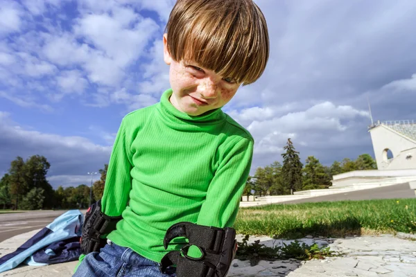 Kleine peuter jongen leren rolschaatsen — Stockfoto