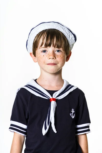 Carino piccolo ragazzo vestito in marinaio vestito — Foto Stock