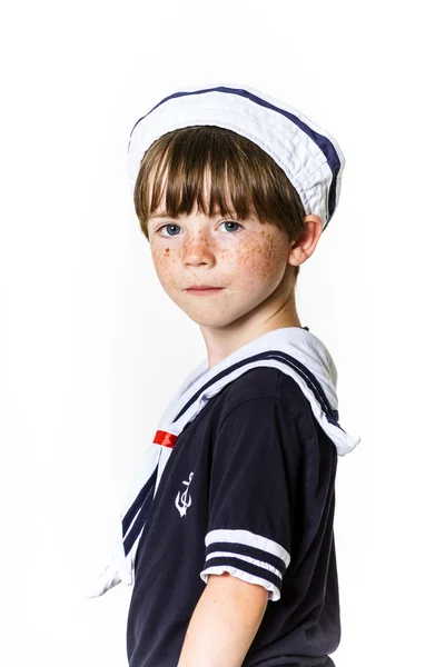 Schattige kleine jongen gekleed in sailor suit — Stockfoto