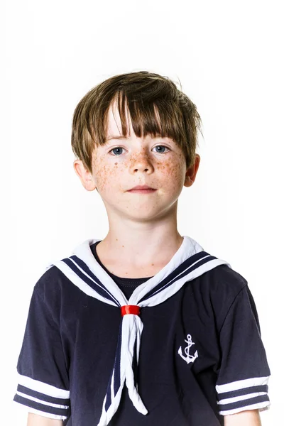 Carino piccolo ragazzo vestito in marinaio vestito — Foto Stock