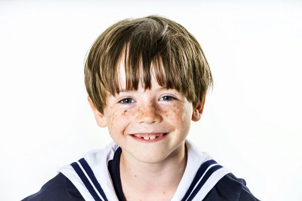 Schattige kleine jongen gekleed in sailor suit — Stockfoto