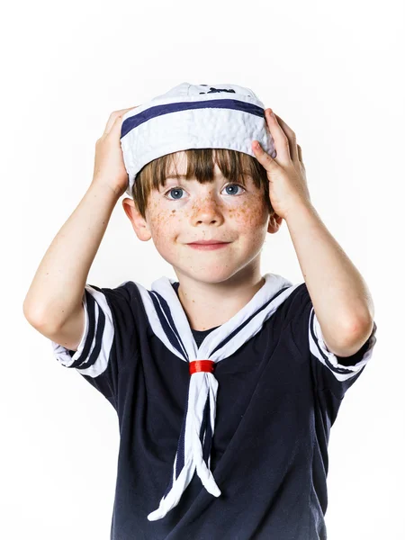 Söt liten pojke klädd i sjöman kostym — Stockfoto