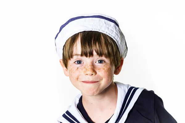 Mignon petit garçon habillé en costume de marin — Photo