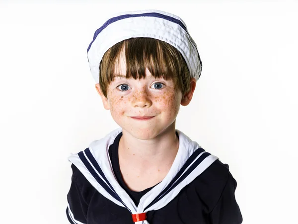 Χαριτωμένο μικρό αγόρι που ντυμένος με κοστούμι ναύτης — Φωτογραφία Αρχείου