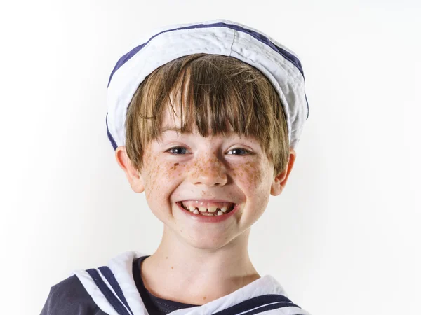 Schattige kleine jongen gekleed in sailor suit — Stockfoto