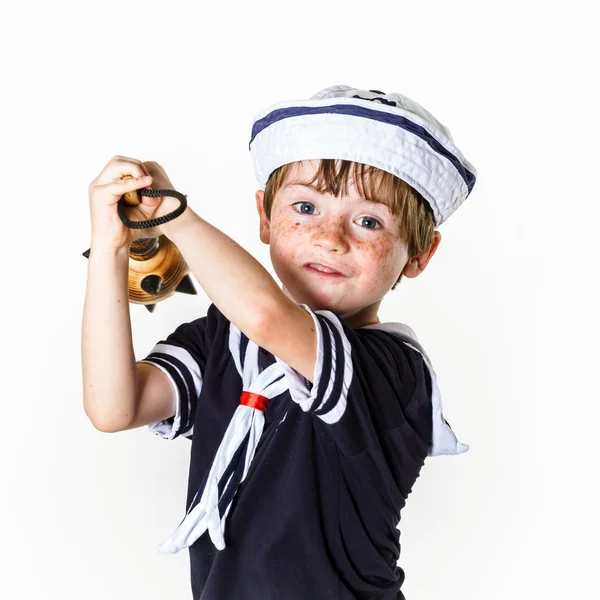 Söt liten pojke klädd i sjöman kostym — Stockfoto