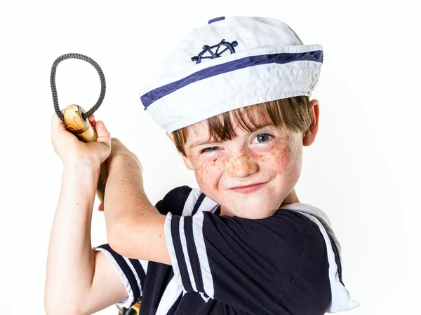 Ładny mały chłopiec ubrany w garnitur marynarz — Zdjęcie stockowe