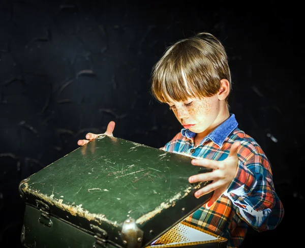 Kleiner Junge findet Schatz — Stockfoto