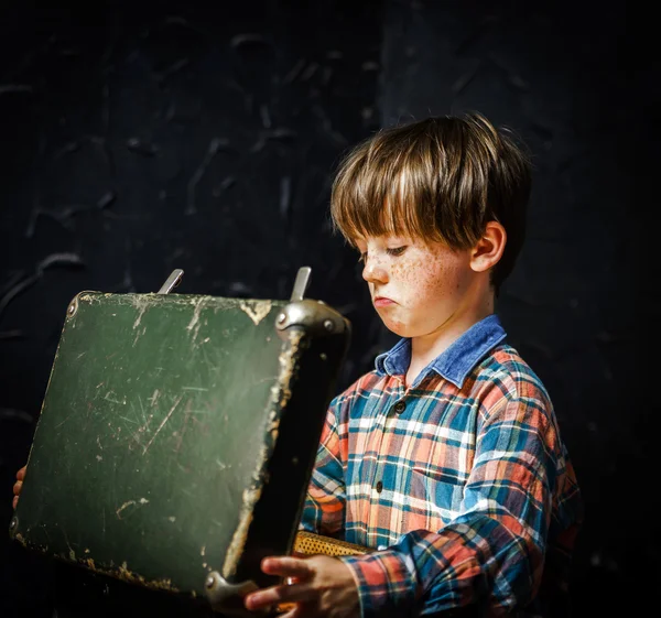Malý chlapec hledání pokladu — Stock fotografie