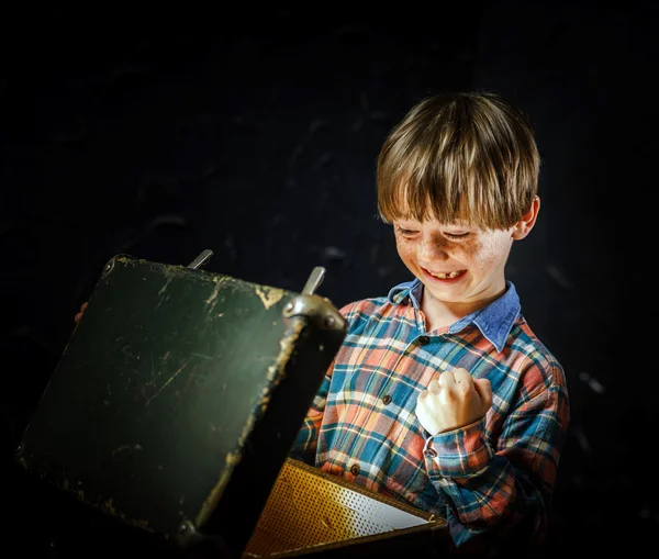 Kleiner Junge findet Schatz — Stockfoto