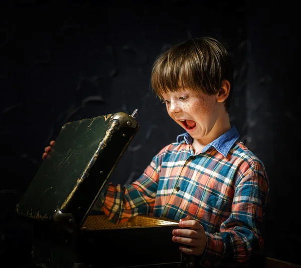 Kleine jongen vinden schat — Stockfoto