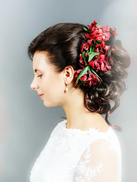 Красивая невеста со свадебной прической — стоковое фото