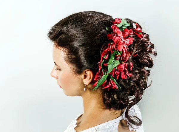 Bela noiva com penteado de casamento de moda — Fotografia de Stock